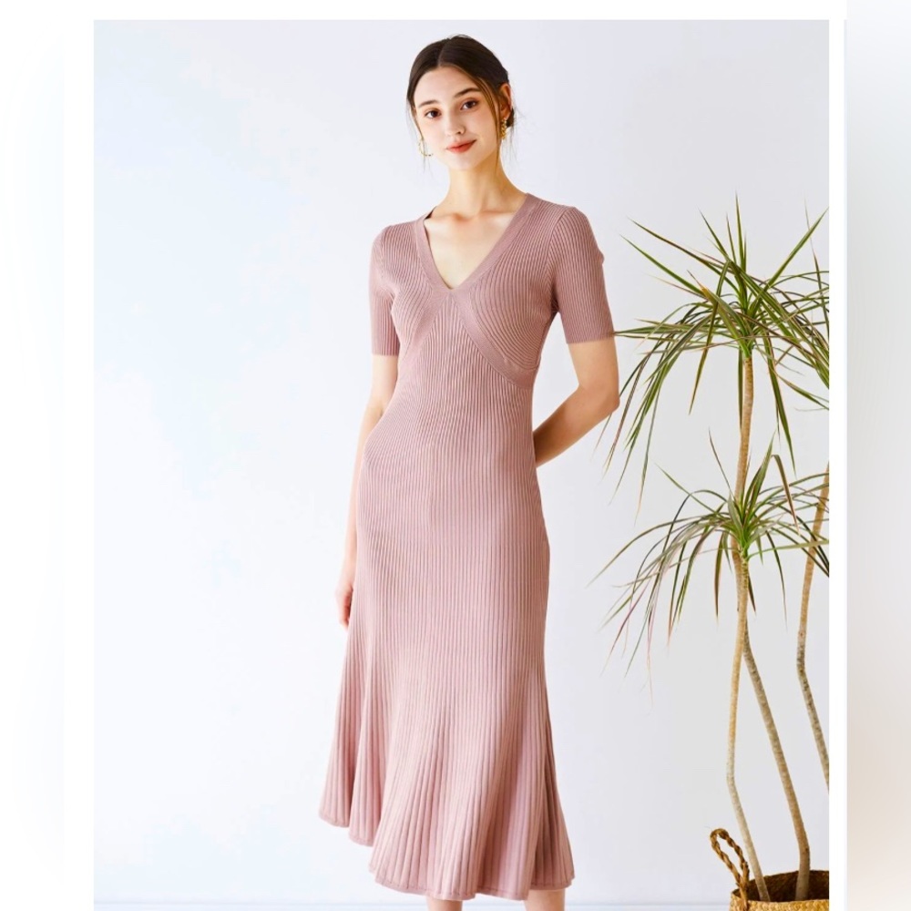 V-NECK SHORT SLEEVE RIBBED KNIT DRESS IN DUSTY PINK